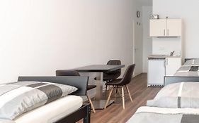 Monteurzimmer Berlin Pankow mit Dachterrasse - Nur 10 min. von der A10 - 3 Zimmer/ 7 Betten